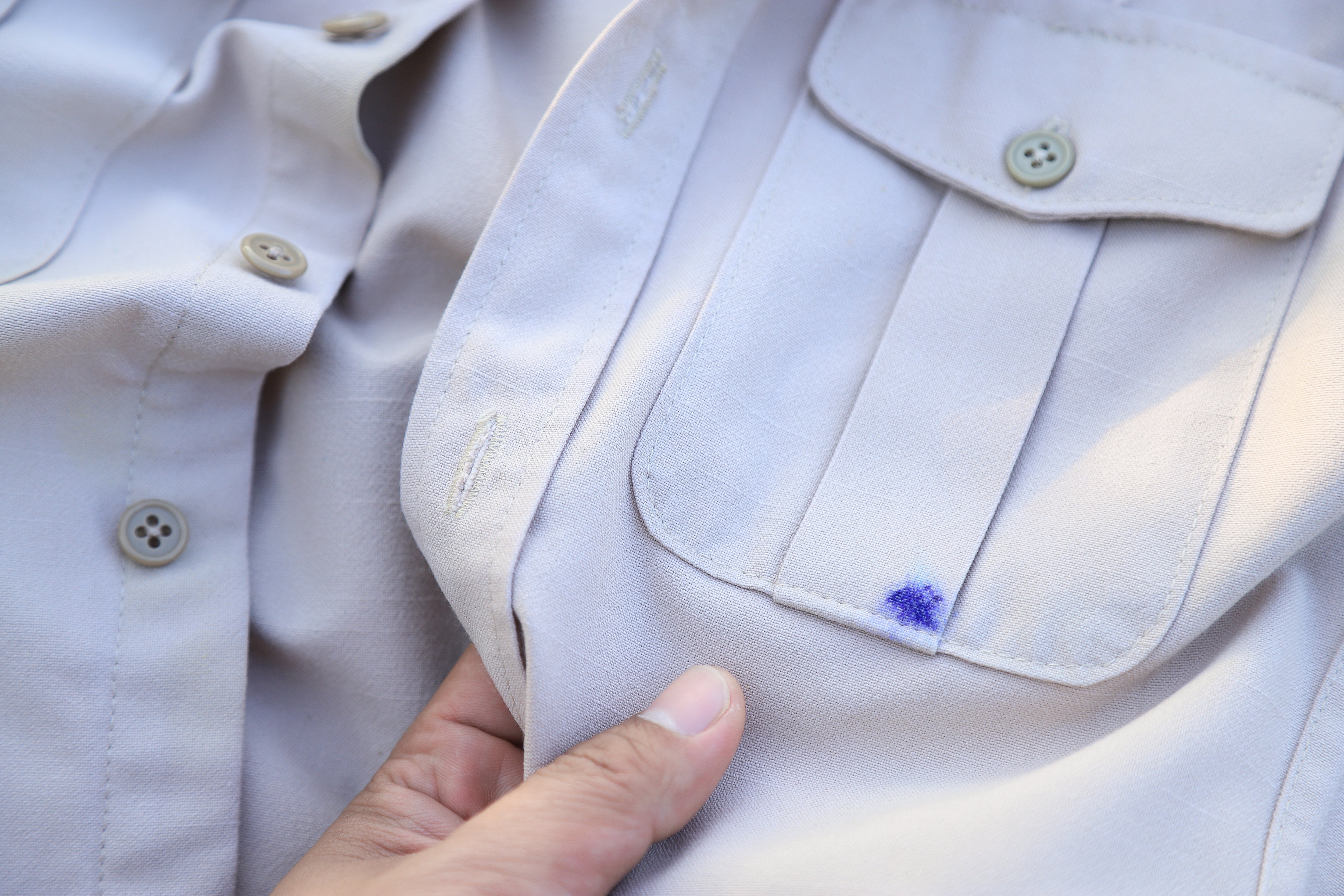 Kugelschreiberflecken entfernen: So bekommen Sie Tinte aus Stoffen und Möbeln